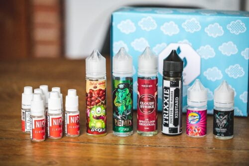 une boite avec plusieurs e liquides